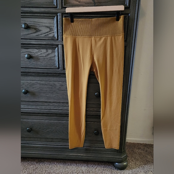 Vuori Ribbed Studio Dark Mustard Golden leggings - Picture 11 of 12